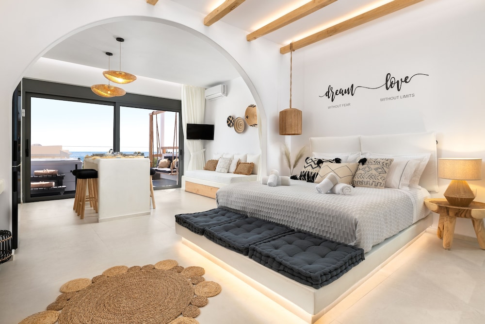 Luxury Studio Suite, 1 Bedroom, Partial Sea View