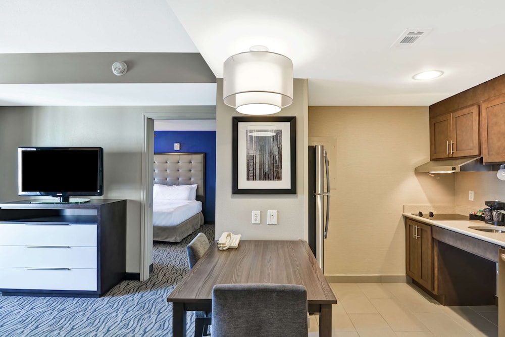 Suite, 1 King Bed, Accessible, Bathtub - Photo 6