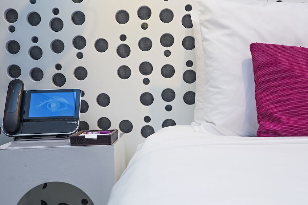 Room, 1 King Bed, Pool Access (Gold)