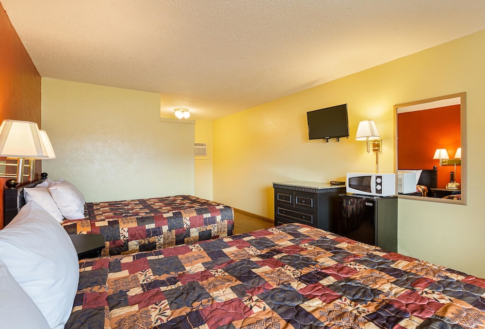 Standard Room, 2 Queen Beds, Smoking - Photo 2
