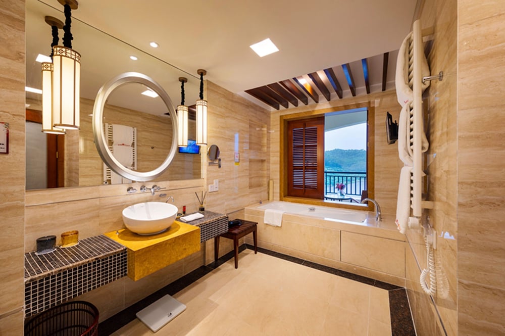 Lake View Deluxe King Bed Room - Photo 6