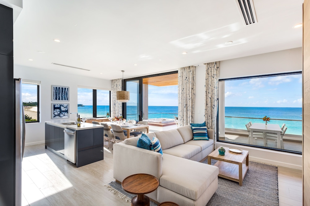 Premium Condo, 1 Bedroom, Hot Tub, Beachfront