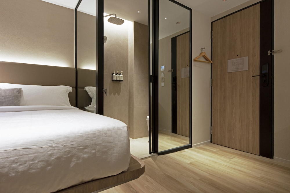Executive Room, 1 Queen Bed thumbnail 6