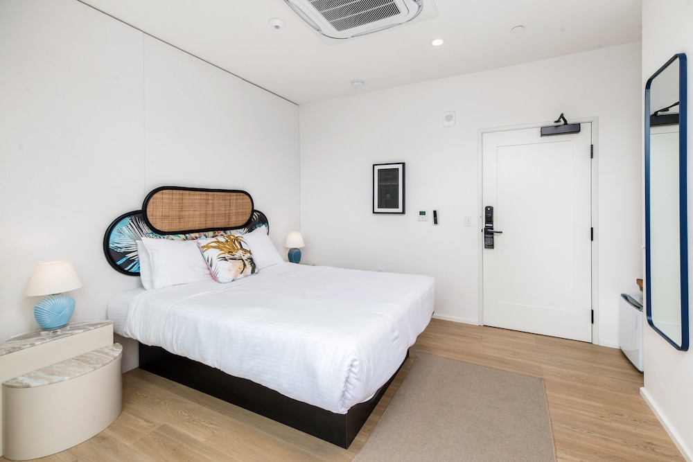 Room, 1 Queen Bed, Balcony, City View (Room 303) photo 3