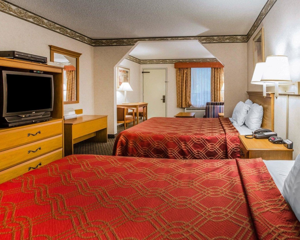 Standard Room, 2 Queen Beds, Non Smoking - Photo 7