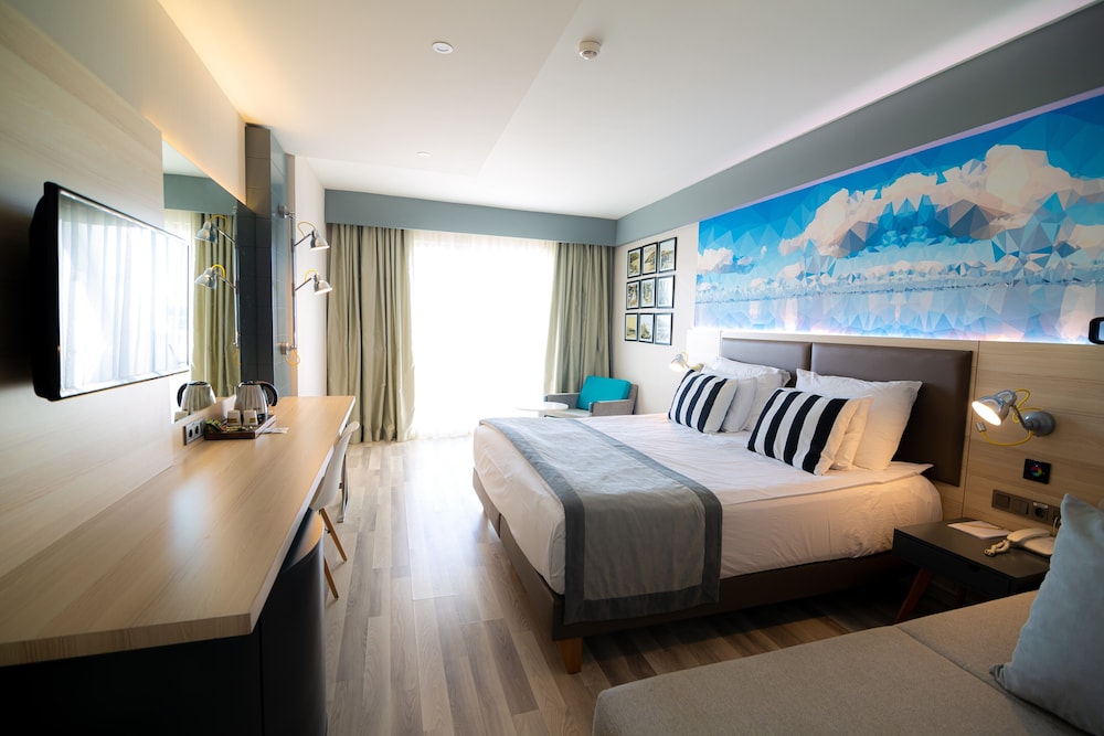 Standard Room, Partial Sea View