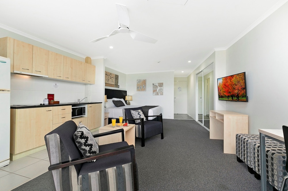 Deluxe Studio, 1 King Bed, City View