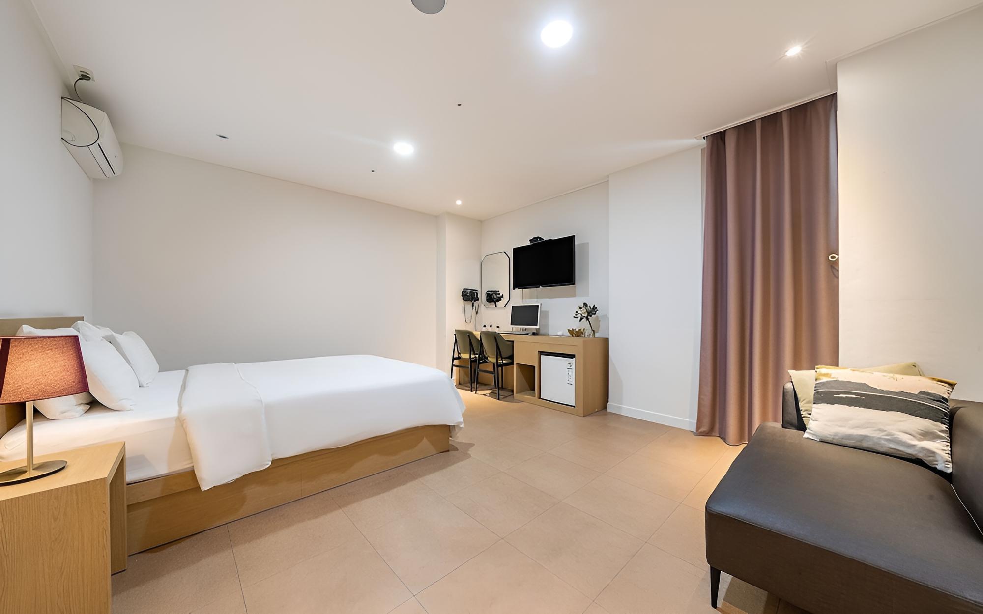 Room (Business For 1 (Netflix Clothing Care) photo 3