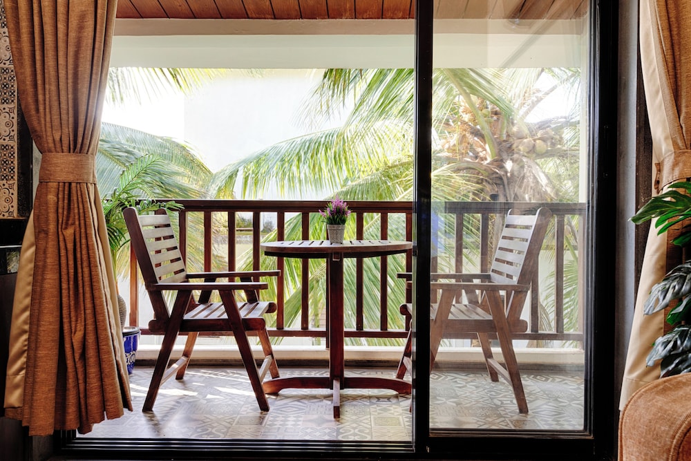 Premium room with living area and balcony - Photo 5
