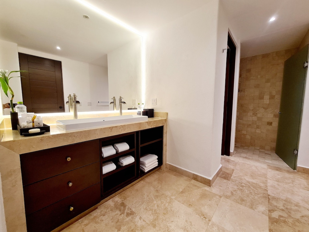 Luxury One Bedroom Suite Ocean View