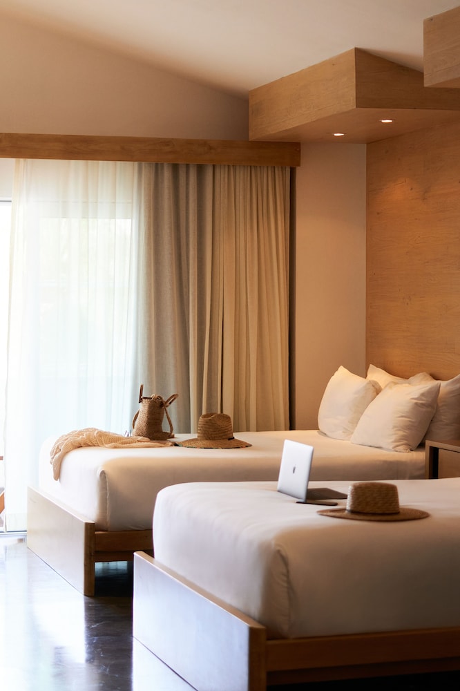 Deluxe Room, 2 Queen Beds photo 2