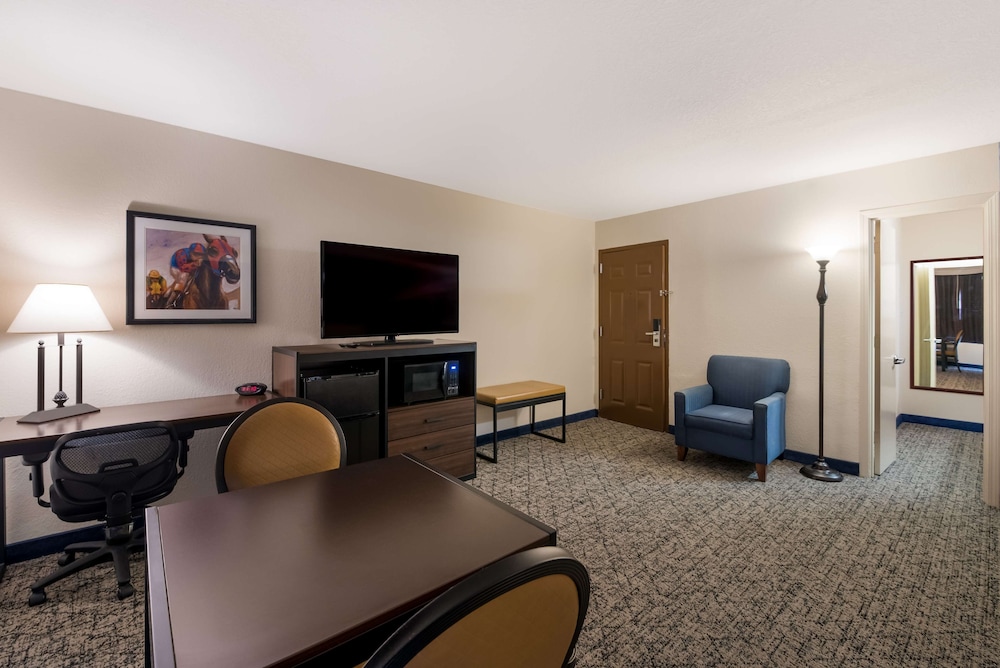 Suite, Multiple Beds, Non Smoking, Refrigerator & Microwave photo 3