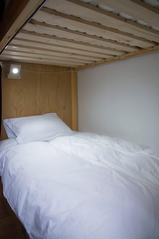 Shared Dormitory, Mixed Dorm (3 Beds, Shared Bathroom) photo 2