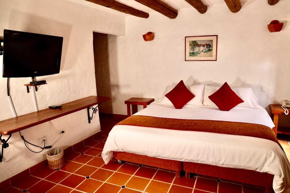 Standard Room, 1 King Bed photo 3