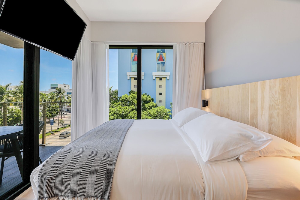 Premium Suite, City View, Corner