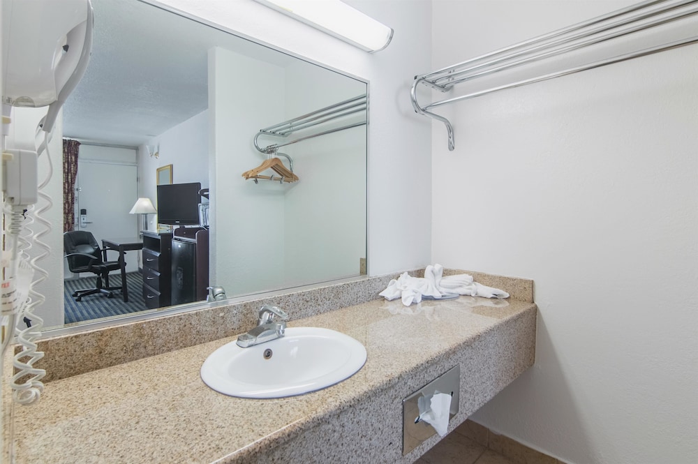 Deluxe Room, 2 Double Beds, Non Smoking, Refrigerator & Microwave photo 2