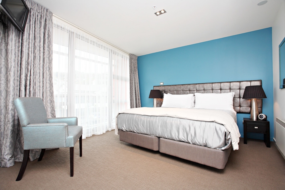 Luxury Ocean View Suite photo 3
