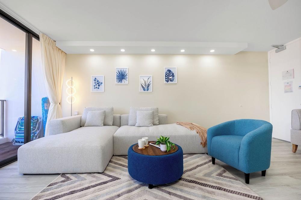 Premium Remodeled Condo with Ocean View and Parking: Premium Suite, 1 King Bed, Air conditioning, Ocean View (0194) photo