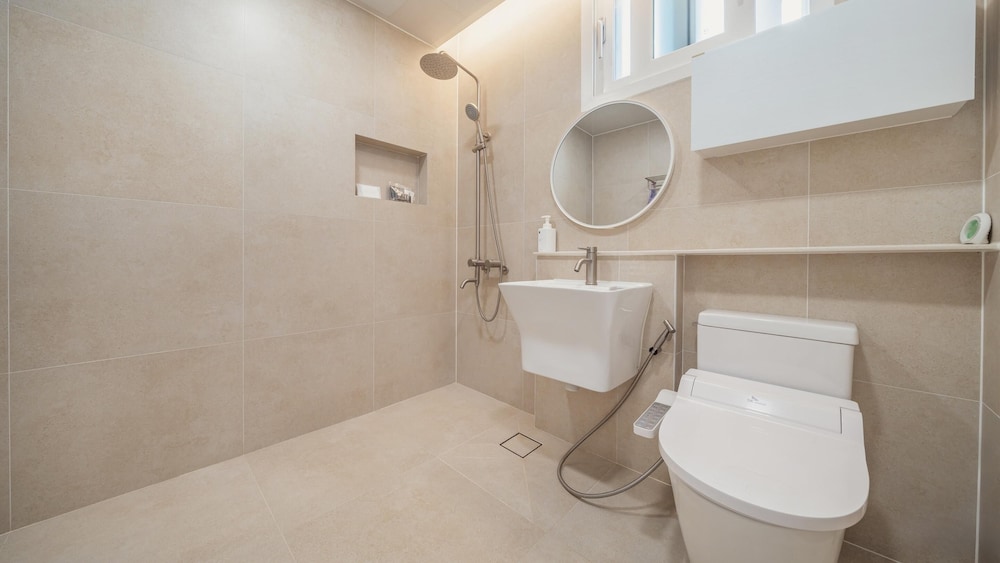 Basic Room, 2 Bedrooms (B301(Ocean View / Private BBQ / Pool)) photo 2
