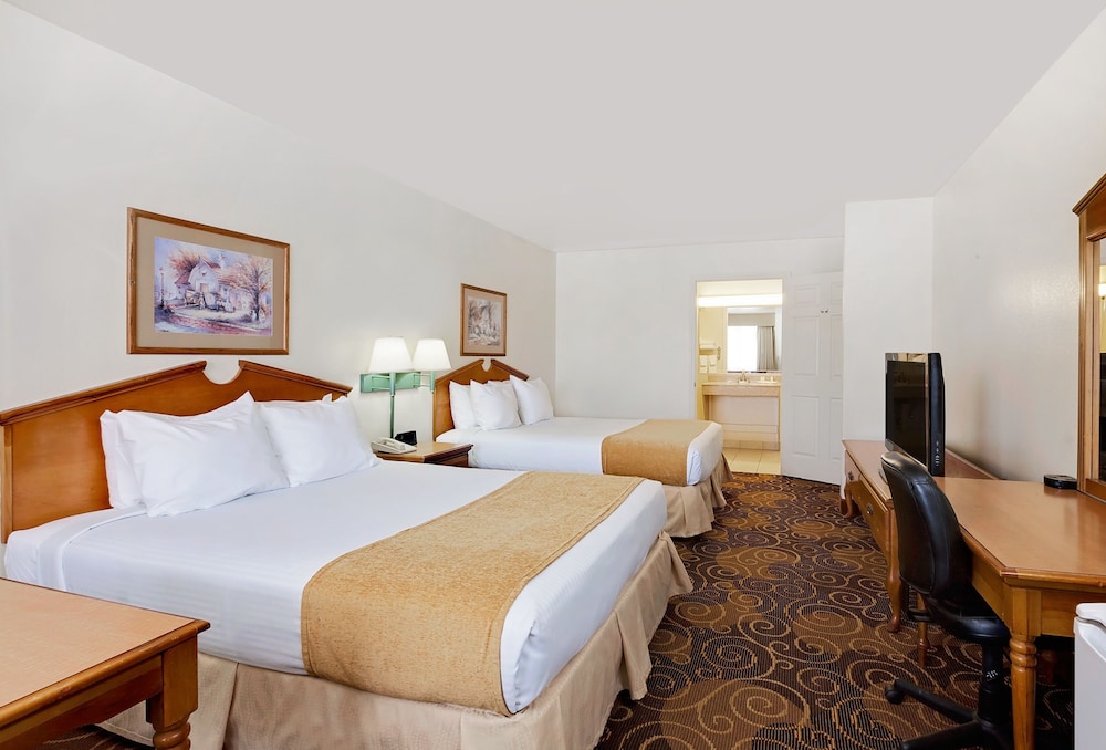 Room, 2 Queen Beds, Smoking - Photo 1