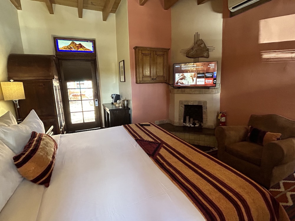Deluxe Room, 1 King Bed photo 1