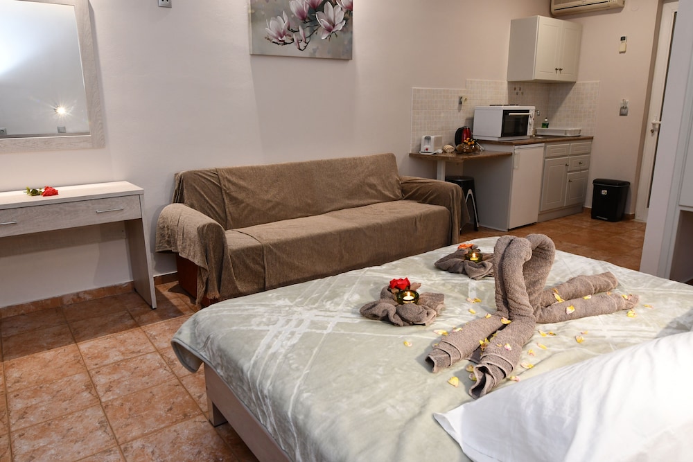 Studio, Non Smoking, Pool View (3 pax)