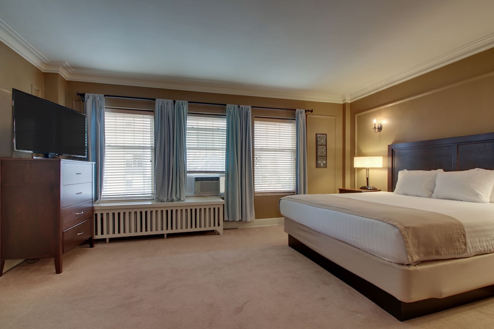 Romantic Suite, 1 Bedroom, Jetted Tub, City View photo 1