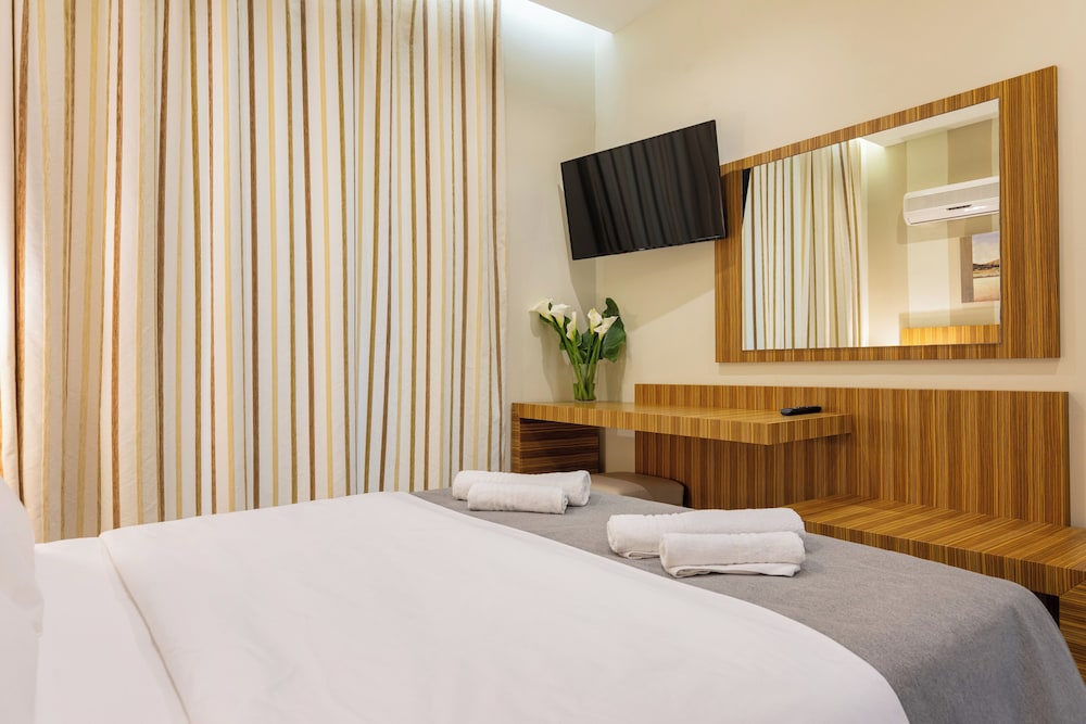 Junior Suite with Pool View - Photo 2