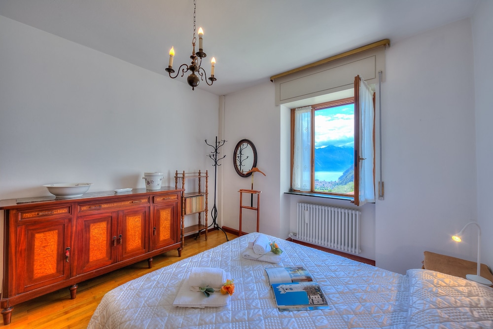 Family Apartment, Multiple Bedrooms, Mountainside (Sunrise On The Garda Lake)