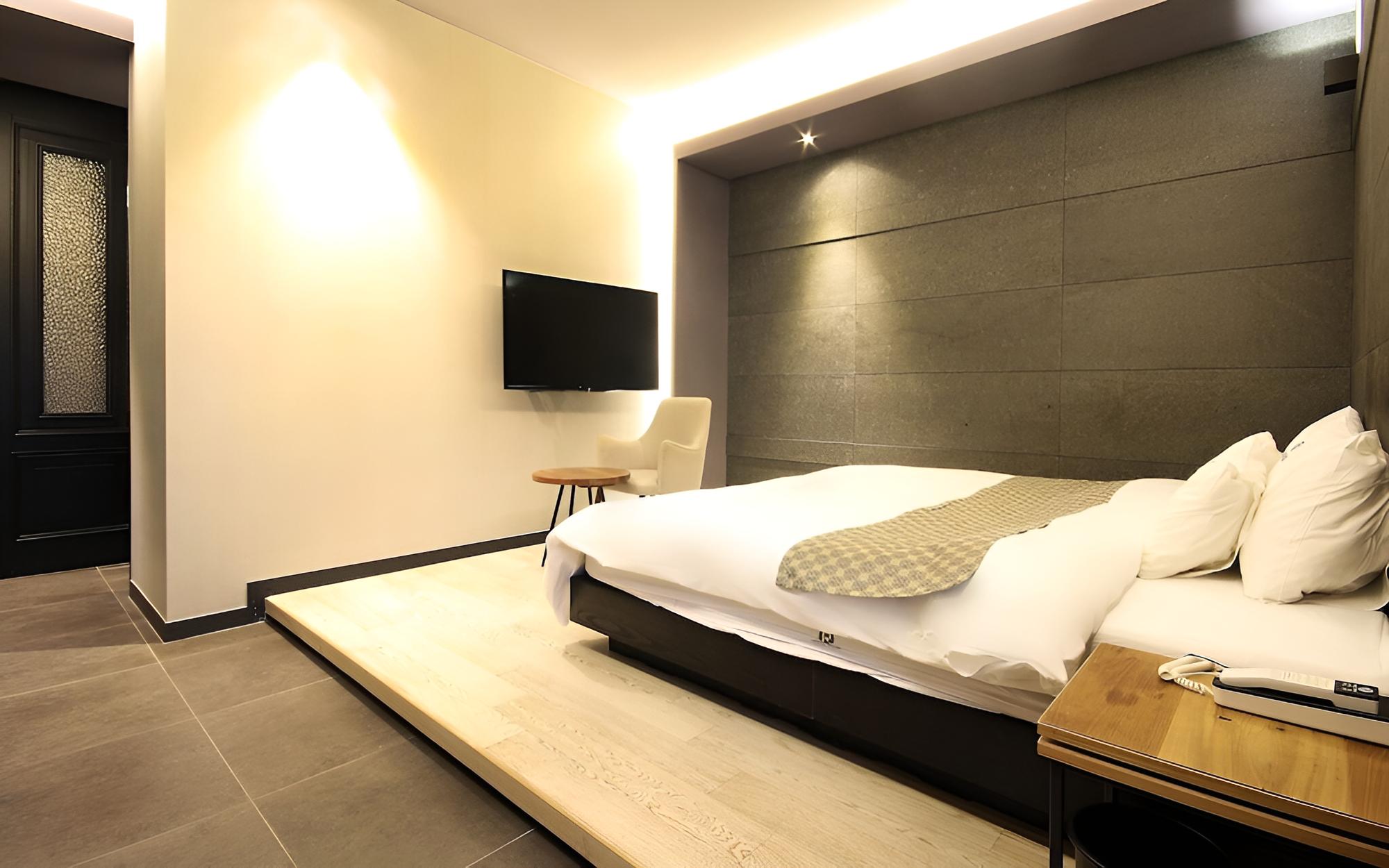 Room (Premium (styler equipped 65-inch smar) - Photo 8