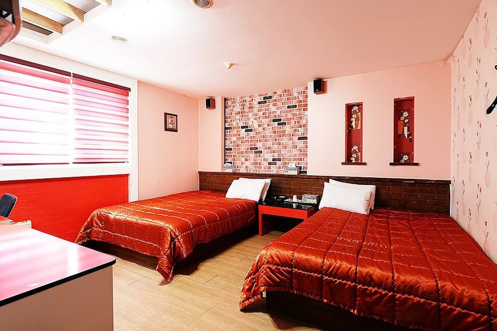 Twin Room, Multiple Beds (1 Double + 1 Single bed) photo 2
