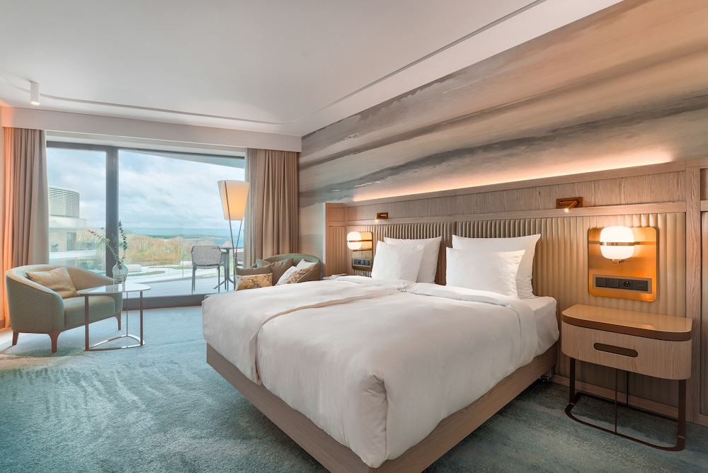 Deluxe Room, 1 King Bed (Side View) - Photo 1