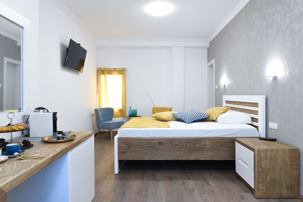 Deluxe Room, 1 Queen Bed photo 2
