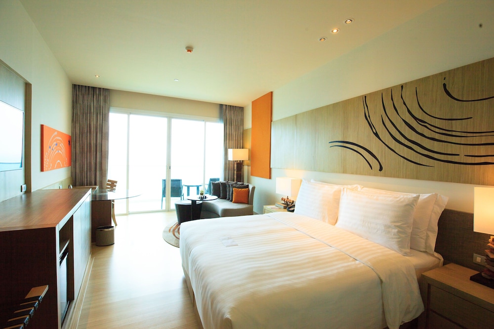 Premium Room, 1 King Bed, Sea View photo 2
