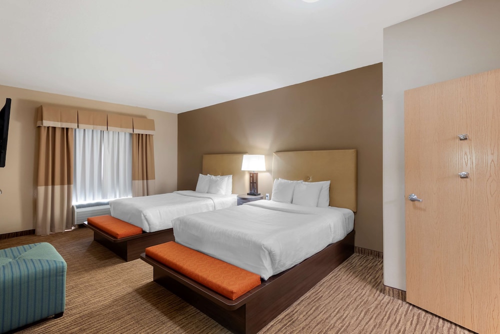 Suite, 2 Queen Beds, Non Smoking, Refrigerator & Microwave (Living Room;with Sofabed) - Photo 2