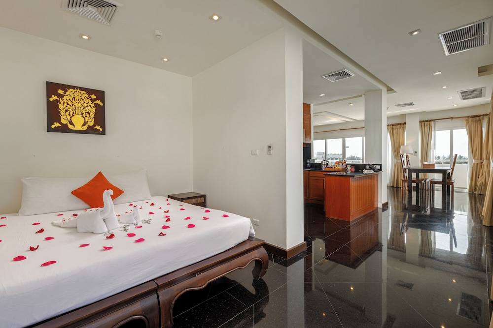One Bedroom Penthouse Suite with Rooftop Jacuzzi - Photo 9