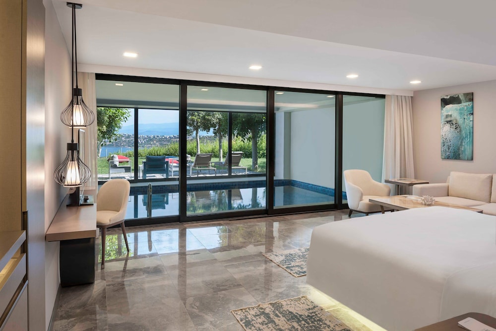 Grand Suite, 1 King Bed, Balcony, Sea View (Balcony) thumbnail 5