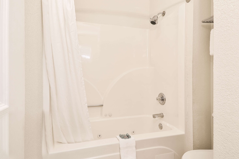 Suite, 1 King Bed with Sofa bed, Non Smoking, Refrigerator & Microwave (with Sofabed) photo 2
