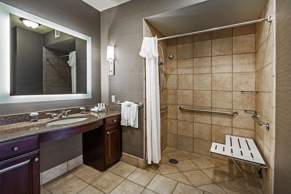 Suite, 2 Queen Beds, Accessible (Mobility & Hearing, Roll-in Shower) - Photo 4