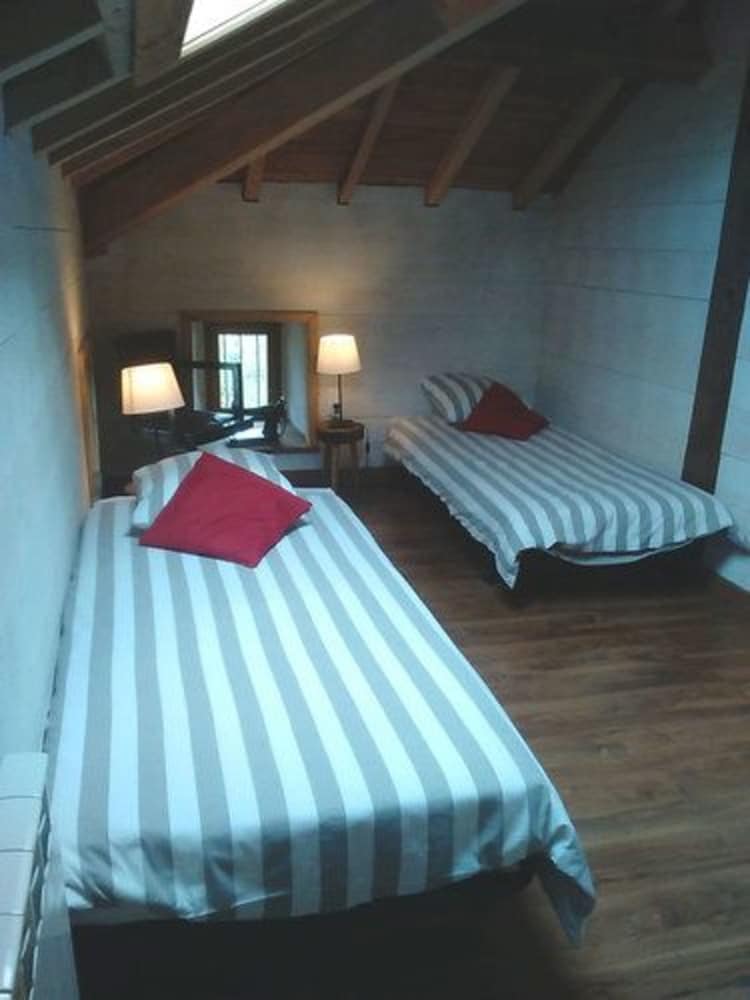 Twin Room, Shared Bathroom photo 1