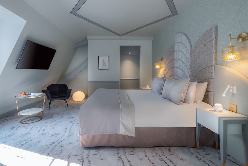 Eiffel Tower Suite