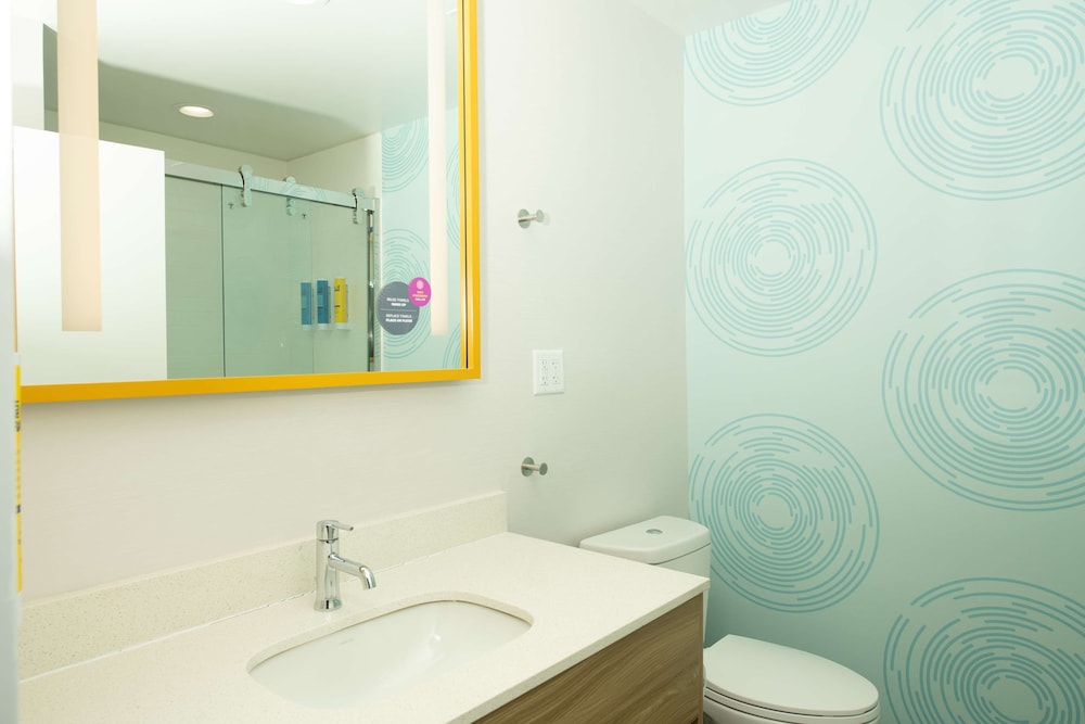 Room, 1 King Bed, Accessible (Mobility & Hearing, Roll-In Shower) - Photo 7