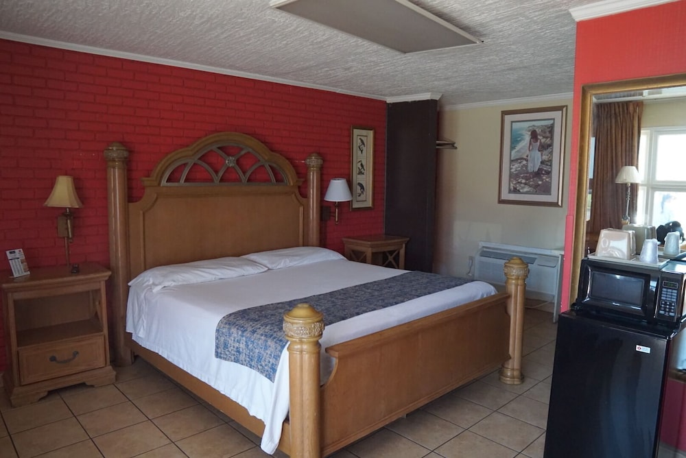 Standard Room, 1 King Bed, Non Smoking photo 2