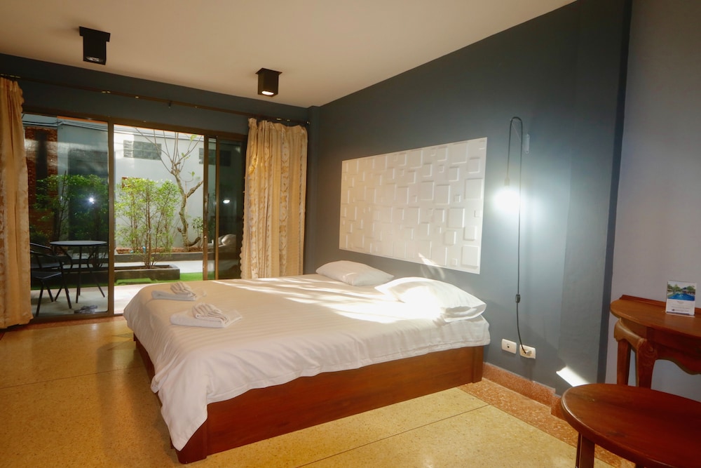 Economy Double Room, 1 King Bed, Terrace, Ground Floor photo 3