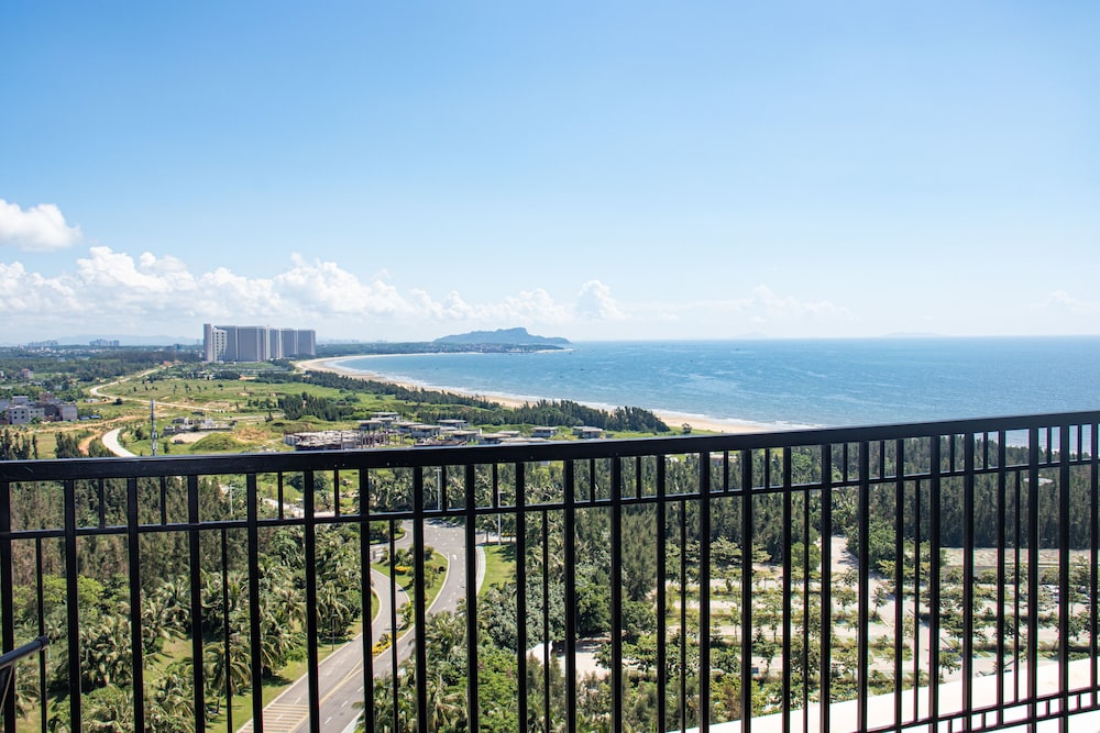 Room, 1 King Bed, Balcony, Partial Sea View photo 3