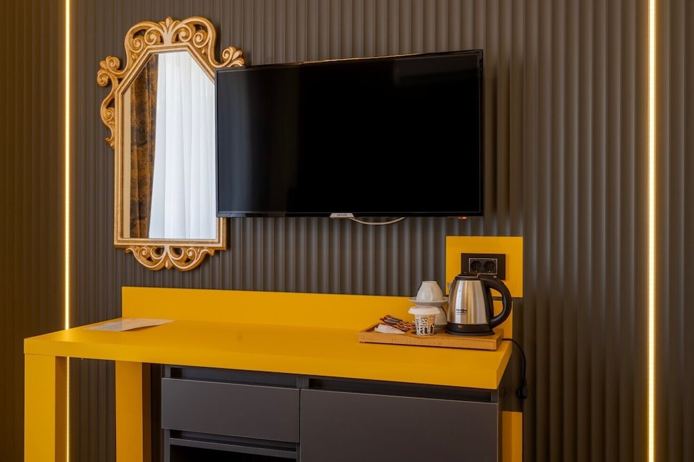 Deluxe Room thumbnail 6
