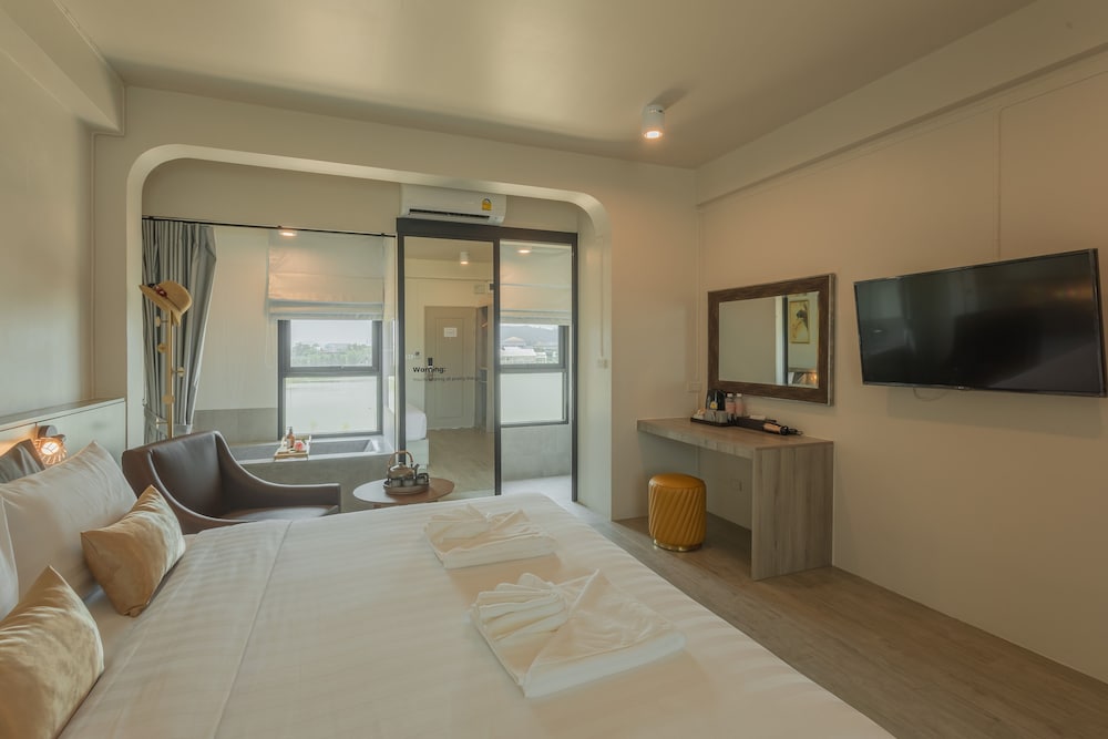 Romantic Room, 1 King Bed, Bathtub, Tower, Nature View photo 2
