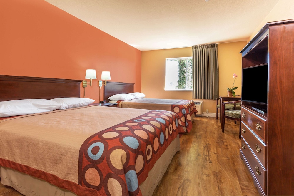 Standard Room, 2 Queen Beds - Photo 1