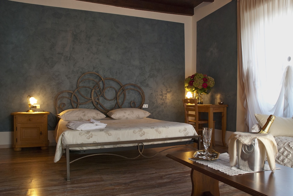 Romantic Double Room, Private Bathroom, Mountain View photo 3