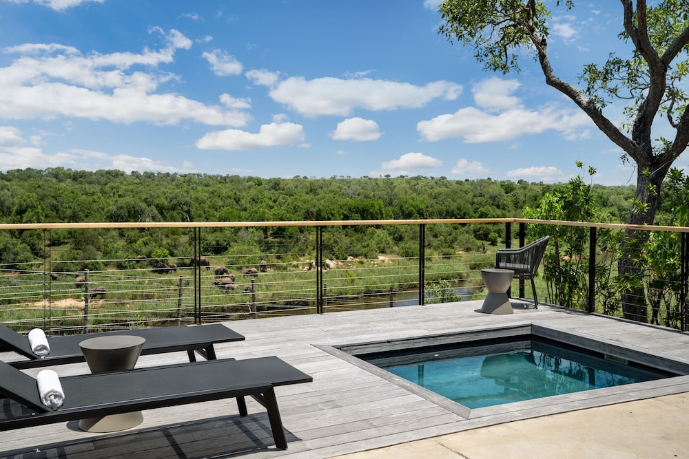 Luxury Suite, 1 King Bed, River View - Photo 2
